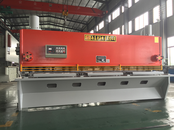 深喉(hou)口剪闆機(ji)